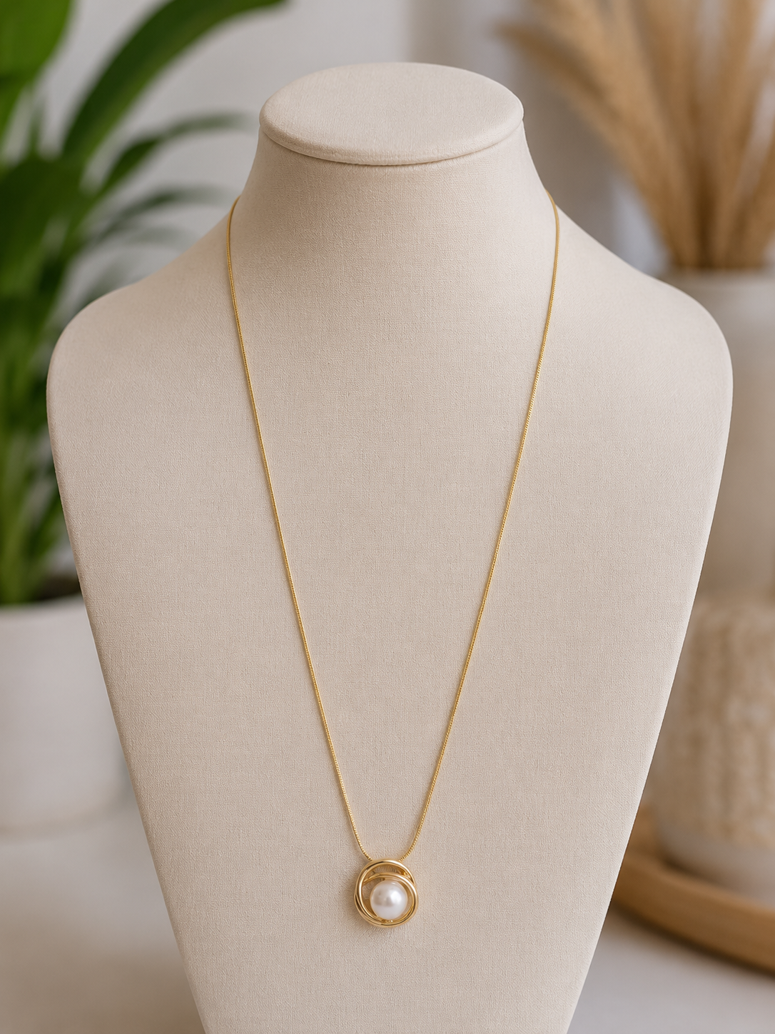 Elegant Pearl Pendant Necklace